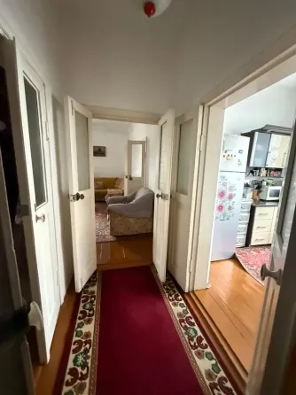 Продаю добротный дом в районе Коммунаров - участок 4.72сотки, 16.3х28 - общая площадь дома 62.7м2 - Бишкек