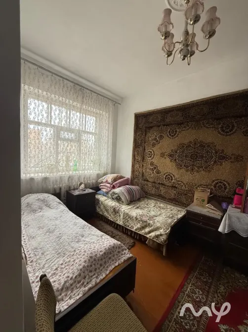 Продаю добротный дом в районе Коммунаров - участок 4.72сотки, 16.3х28 - общая площадь дома 62.7м2 - Бишкек - изображение 2