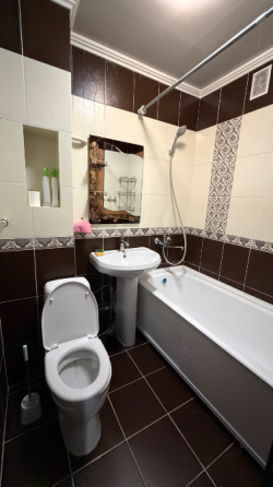 Срочно продается в 6 мкр возле ореховой рощи 2-х комнатная квартира 104 серии Бишкек