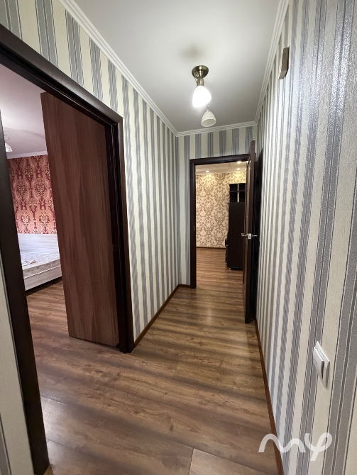 Срочно продается в 6 мкр возле ореховой рощи 2-х комнатная квартира 104 серии Бишкек - изображение 2