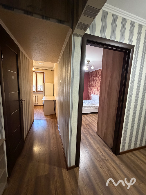 Срочно продается в 6 мкр возле ореховой рощи 2-х комнатная квартира 104 серии Бишкек - изображение 1