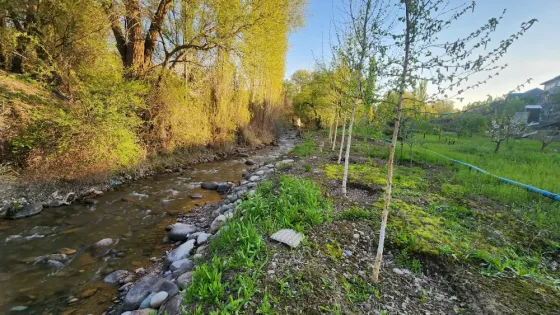 Участок у речки под строительство дома!!! В районе с. Кок-Жар, Октябрьского района Бишкек