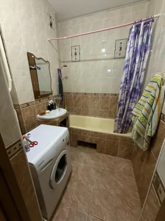 Продаётся 2-комн. кв., Джал-23, 106 серия, 8/9 эт., 52, 7 м², 2 лоджии, кухня 10, 7 м², не угловая Бишкек