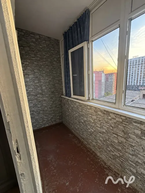Продаётся 2-комн. кв., Джал-23, 106 серия, 8/9 эт., 52, 7 м², 2 лоджии, кухня 10, 7 м², не угловая Бишкек - изображение 3