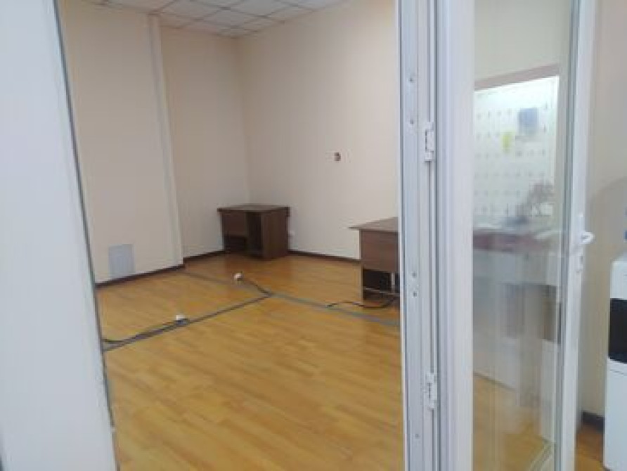 Сдаю Офис, 55 м², В бизнес центре, 1 линия, С системой безопасности, С юридическим адресом Бишкек - сүрөт 2