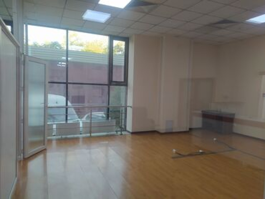 Сдаю Офис, 55 м², В бизнес центре, 1 линия, С системой безопасности, С юридическим адресом Бишкек - сүрөт 4