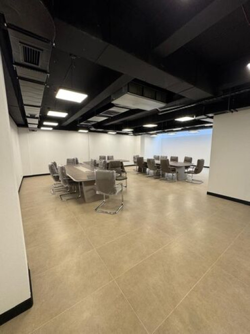 Сдаю Офис, 90 м², В бизнес центре Бишкек - изображение 1