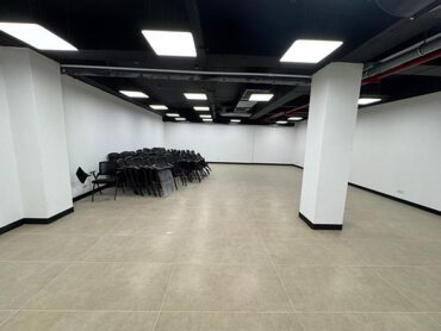 Сдаю Офис, 90 м², В бизнес центре Бишкек - изображение 3