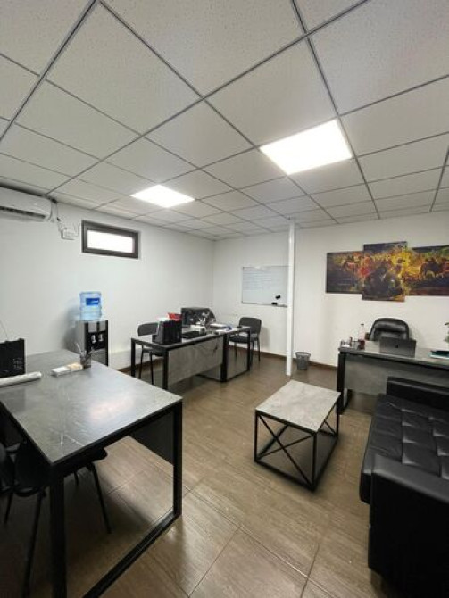 Срочно сдается кабинет 32кв/м 26000 сом + 150 долл депозит, без мебели Бишкек - изображение 3