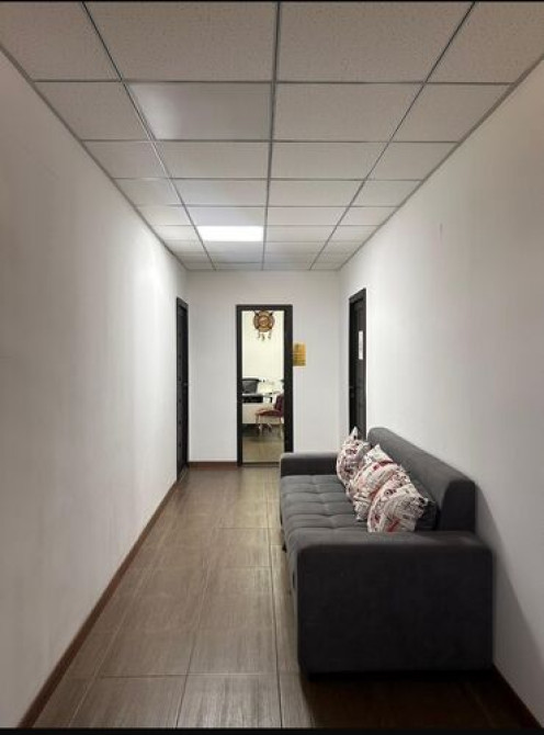 Срочно сдается кабинет 32кв/м 26000 сом + 150 долл депозит, без мебели Бишкек - изображение 2