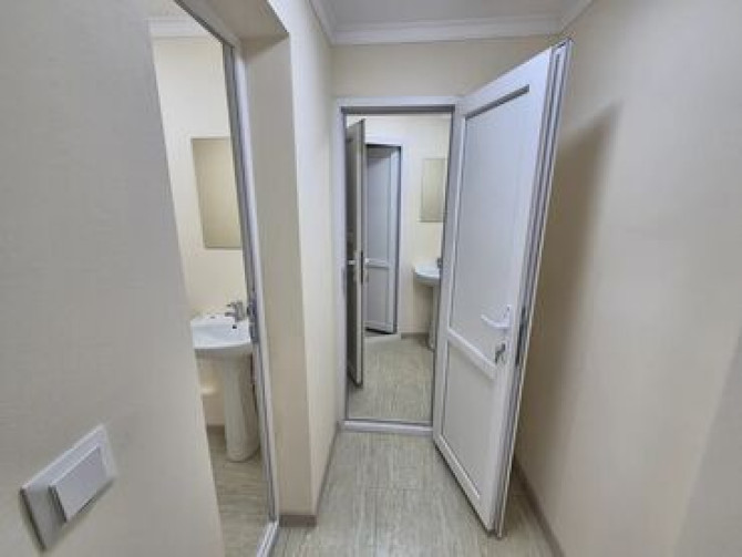Сдаю Офис, 9 м², В бизнес центре, 1 линия Бишкек - изображение 6