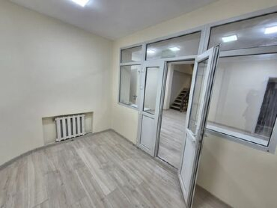 Сдаю Офис, 9 м², В бизнес центре, 1 линия Бишкек - сүрөт 2