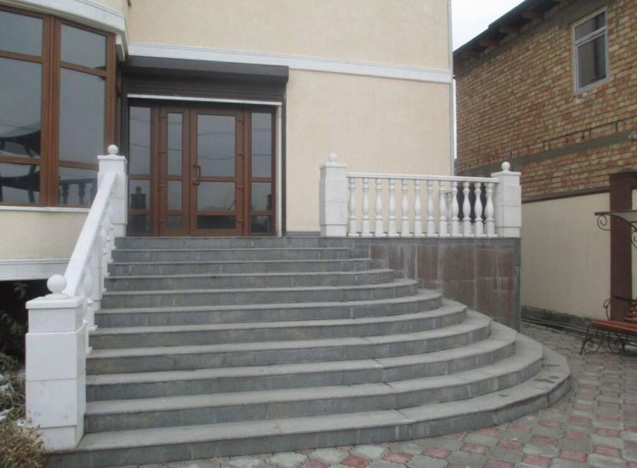 Сдаю Офис, 40 м², В бизнес центре, С видом на горы, С оборудованием, С отдельной кухней Бишкек - изображение 1