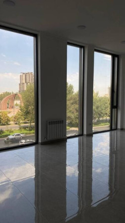Сдаю Офис, 94 м², В бизнес центре, 1 линия Бишкек - изображение 3