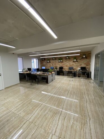 Сдаю Офис, 127 м², В бизнес центре, 1 линия, С отдельным входом, С отдельным сан узлом Бишкек - изображение 1
