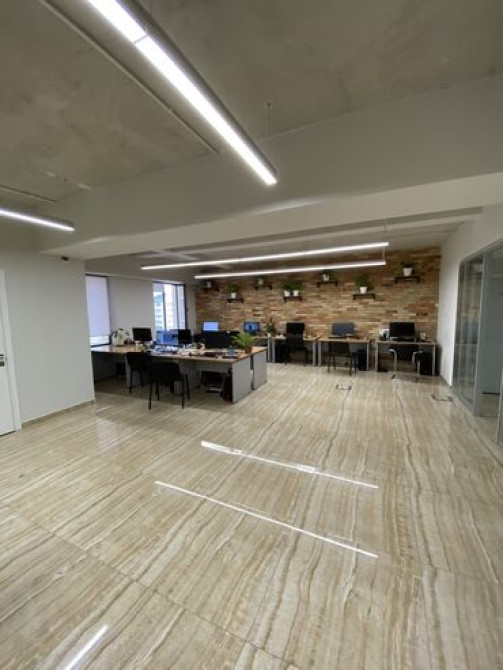 Сдаю Офис, 127 м², В бизнес центре, 1 линия, С отдельным входом, С отдельным сан узлом Бишкек - изображение 1