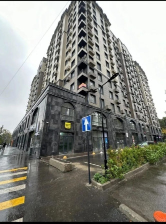 Сдаю Офис, 190 м², В жилом комплексе, 1 линия, С отдельным сан узлом, С отдельным входом Бишкек - изображение 1
