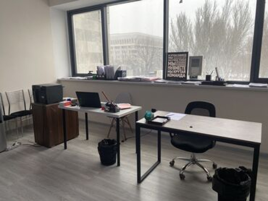 Сдаю половина ОФИСа центре города!!! Здание «Илбирс» Желательно на Бишкек - сүрөт 2