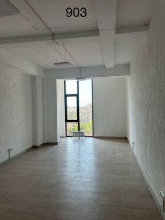 Сдаю Офис, 24 м², В бизнес центре, 1 линия Бишкек - изображение 3