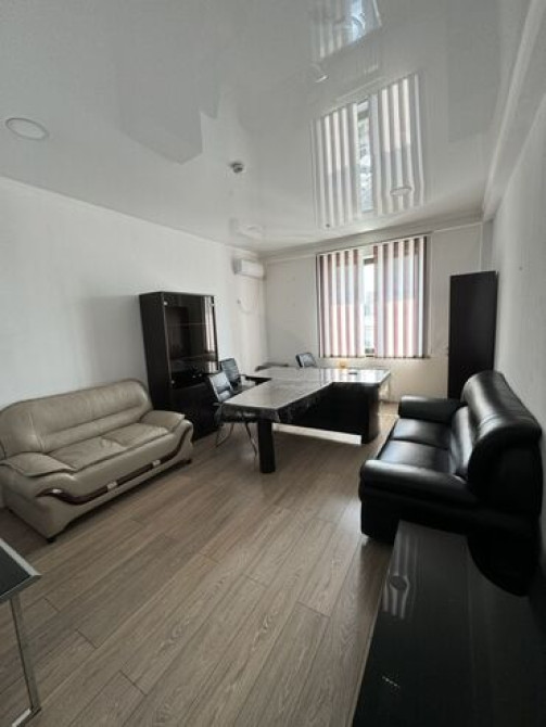 Сдаю Офис, 28 м², В бизнес центре, С оборудованием Bishkek - photo 1