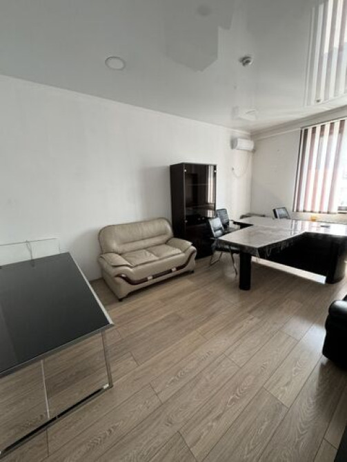 Сдаю Офис, 28 м², В бизнес центре, С оборудованием Bishkek - photo 2