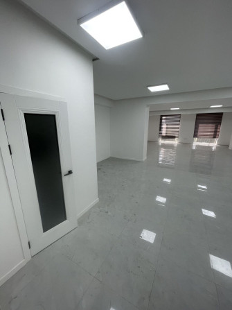 Сдаю Офис, 93 м², В бизнес центре, С отдельной кухней Бишкек - изображение 1