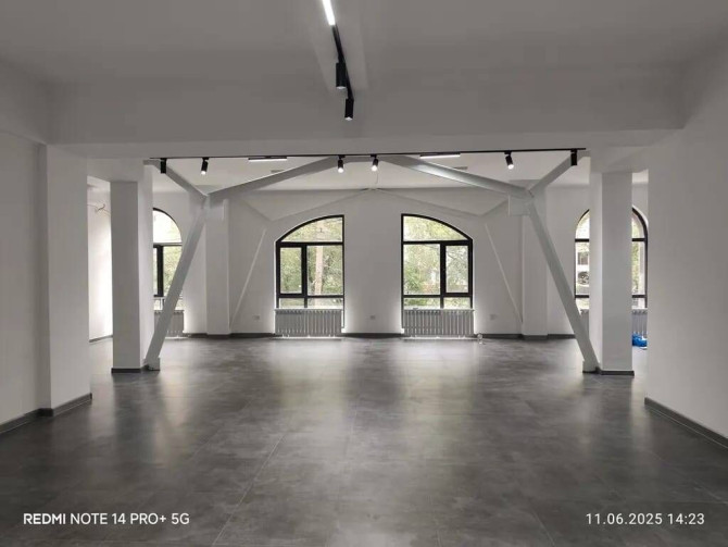 Сдаю Офис, 200 м², В жилом комплексе Бишкек - изображение 1