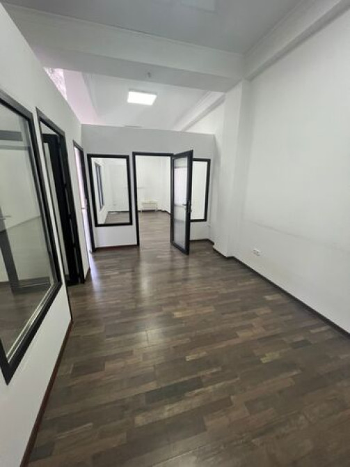 Сдаю Офис, 65 м², В бизнес центре Бишкек - изображение 2