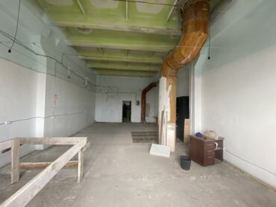 Сдаю помещение на первой линии, высота потолков 5.3м под: Аптечный Бишкек - сүрөт 1