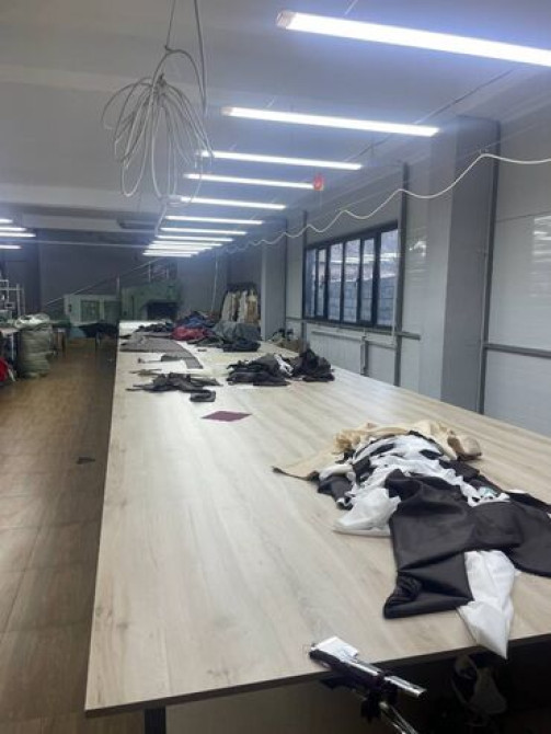 Сдаю в аренду 200 кв.м. с двумя раскройными столами - перегородка Бишкек - сүрөт 2