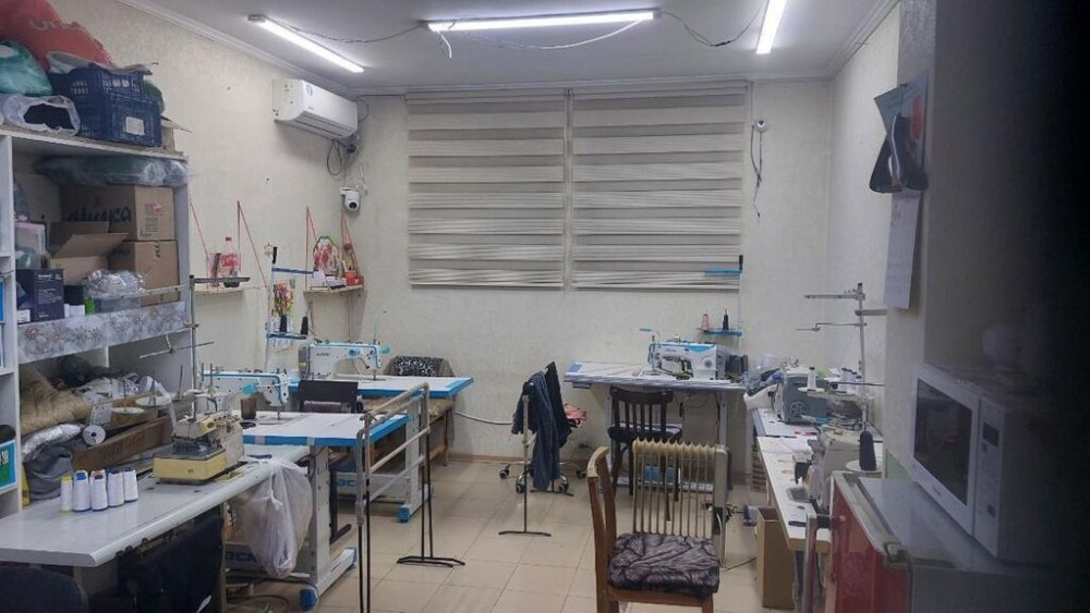 Сдаётся в аренду комната со швейным оборудованием Находится в Кокжаре Бишкек - сүрөт 1