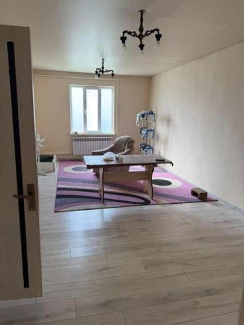 Сдаю светлый дом 160кв.м из 4 комнат мебель частичноуч 6кв.м,без Бишкек - изображение 1