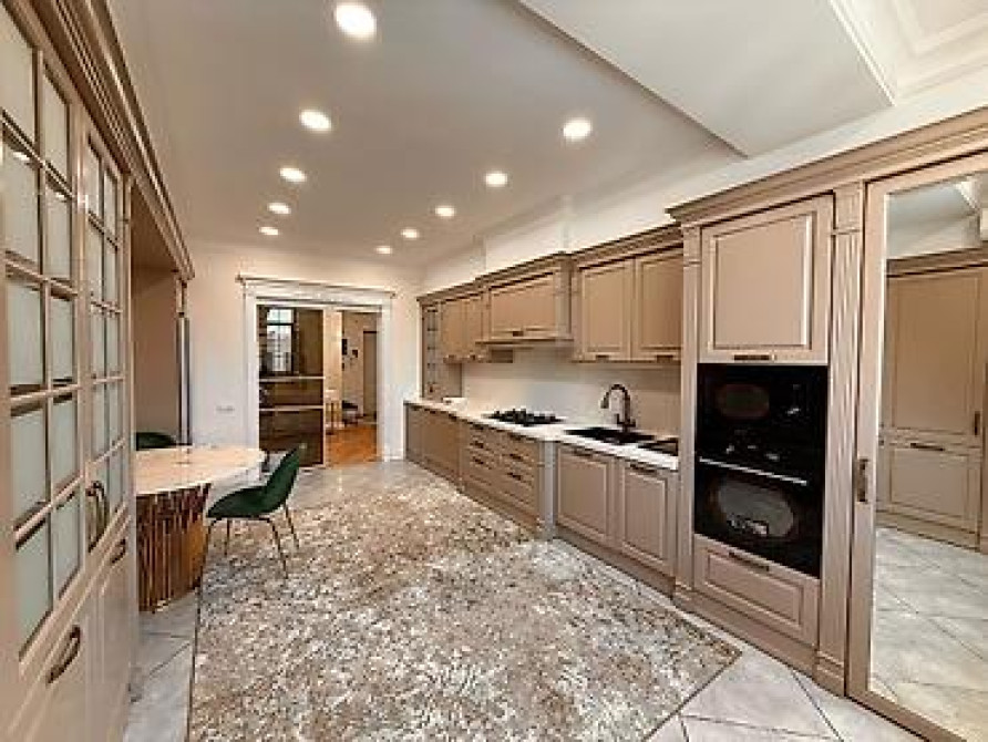 Продается 4-комнатная квартира в золотом квадрате! 185 м² Бишкек - изображение 1