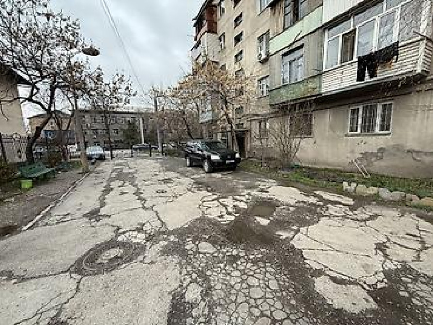 3 комнаты, 51 м², Сталинка, 1 этаж, Косметический ремонт Бишкек - изображение 1