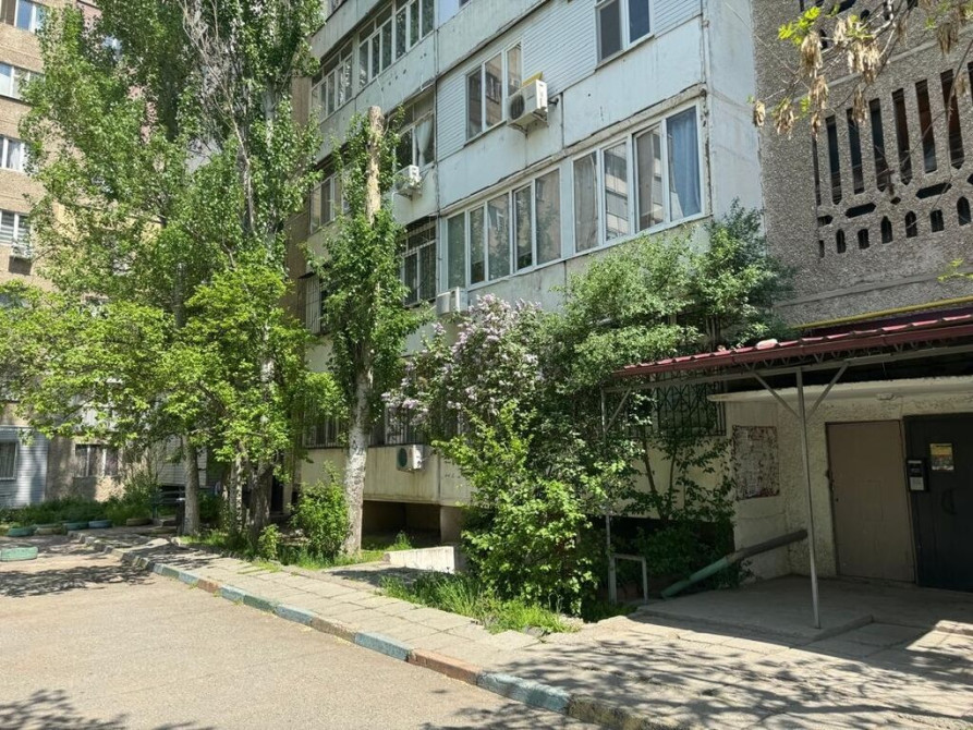 3 комнаты, 64 м², 106 серия, 1 этаж, Старый ремонт Бишкек - сүрөт 1